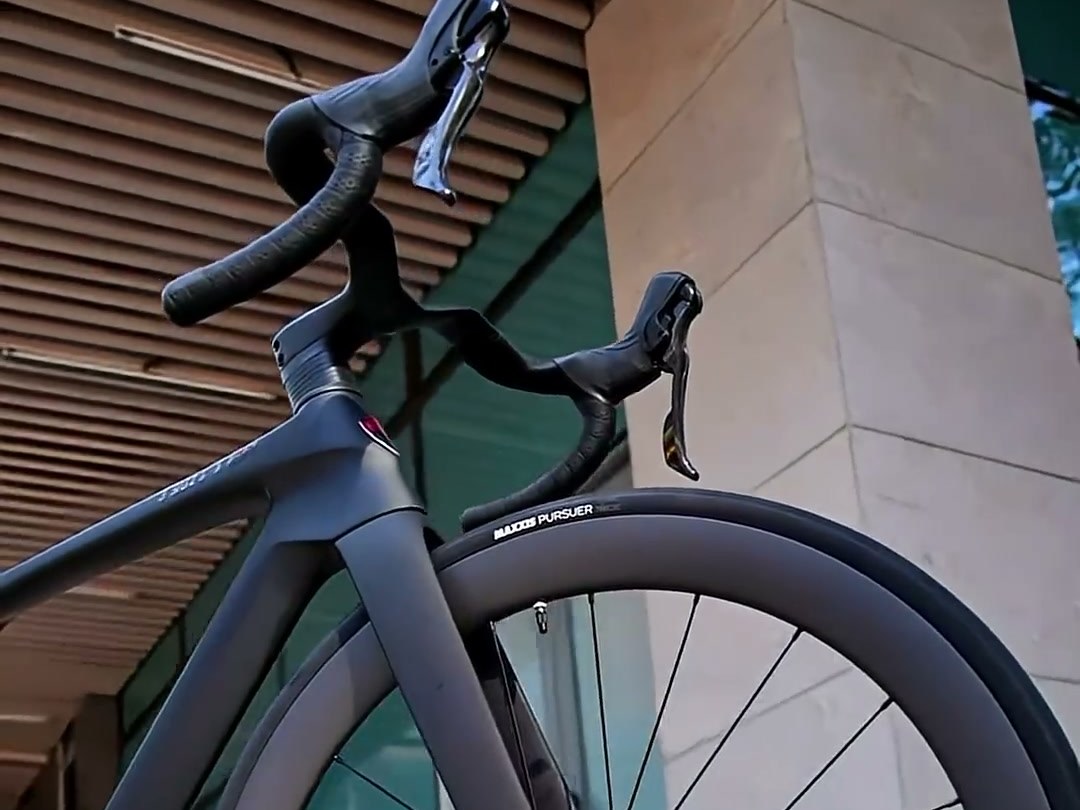 Riser integrated carbon handlebar fitted on a TWITTER T10 aero road bike